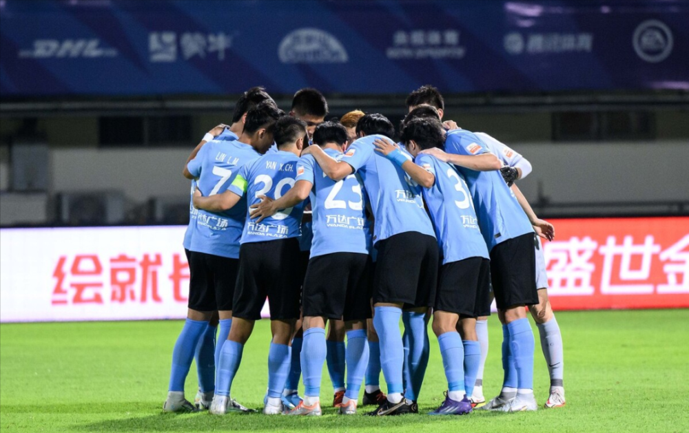 钱塘朱雀队鏖战漠南战狼队，高尔夫半决赛读秒绝平，转换速度占优。教练团队居功至伟的简单介绍