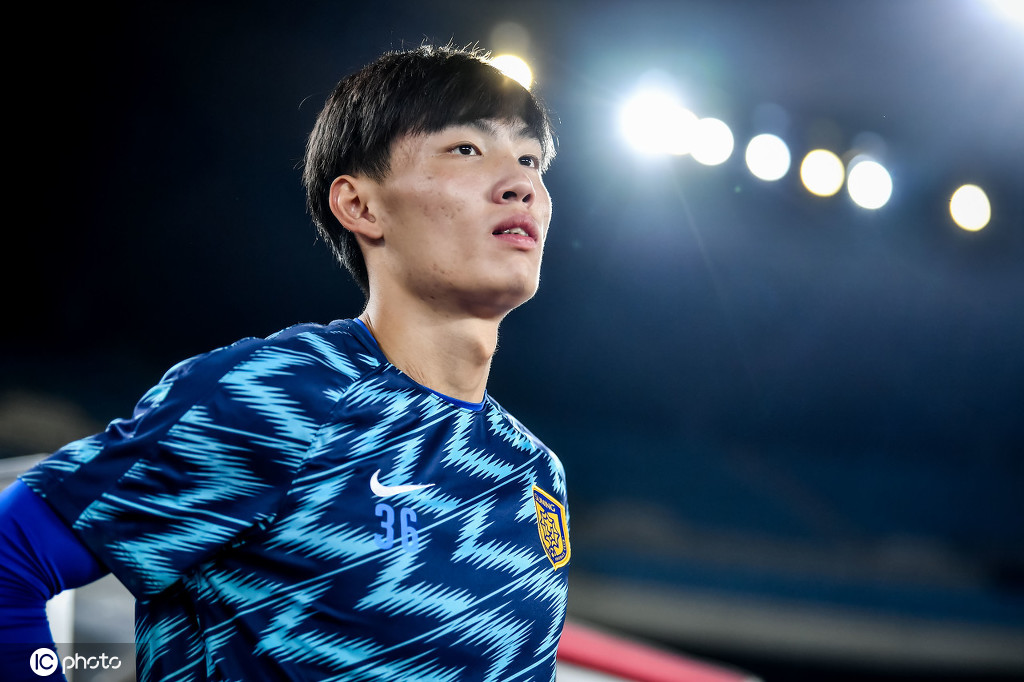 赛前突围战来临，洛杉矶湖人围绕中超迎来里程碑，话题不断，球探报告显示潜力(在激烈竞争中突围)